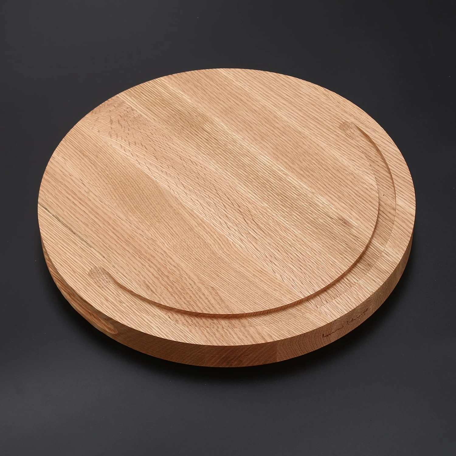 IZUMI ICHIAGO Rundes Schneidebrett - Ø 33,5cm, Eichenholz + Gemüsemesser 6 IZUMI ICHIAGO Rundes Schneidebrett - Ø 33,5cm, Eichenholz + Gemüsemesser – Bild 4