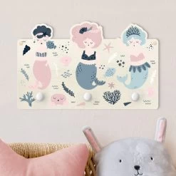 Kindergarderobe Holz - Drei Fabelhafte Meerjungfrauen In Pastell -Petromax Store wallart kindergarderobe holz drei fabelhafte meerjungfrauen in pastell 1