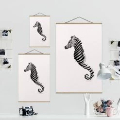 Stoffbild - Jonas Loose - Seepferdchen Mit Zebrastreifen In Schwarz-Weiß -Petromax Store wallart stoffbild jonas loose seepferdchen mit zebrastreifen in schwarz weiss 6